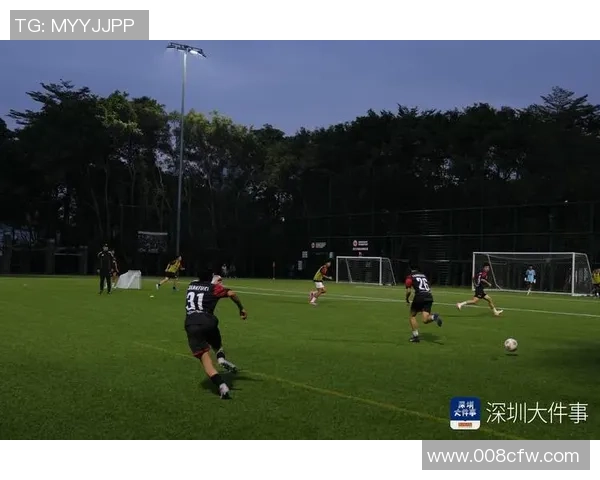 深圳足球队逆袭之路揭秘：从低谷到巅峰的奋斗故事与荣耀时刻